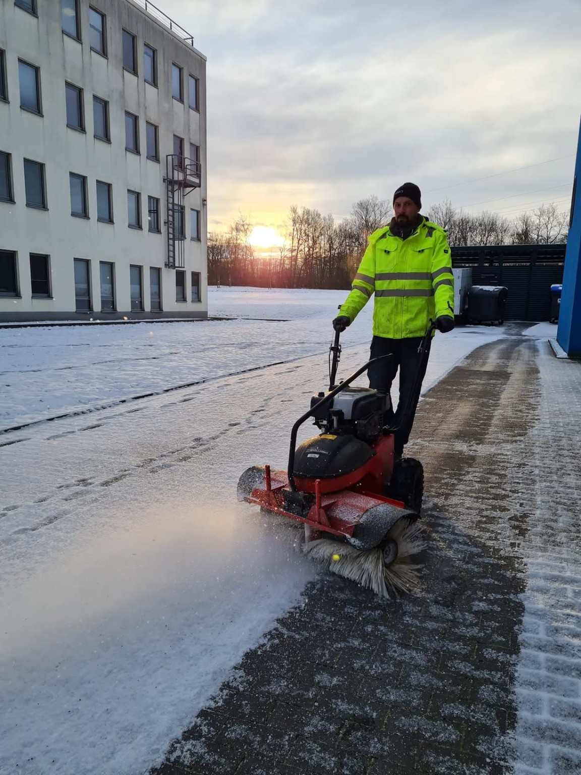 Winterdienst und Flächenreinigung mit Kehrmaschine