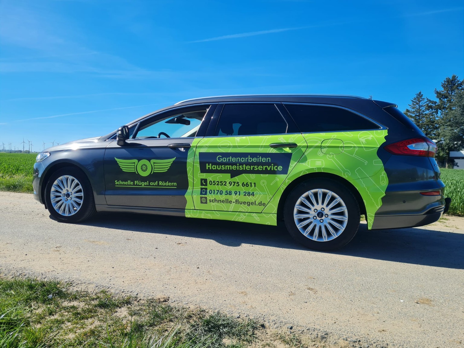 Schwarz-grüner Firmenwagen von Schnelle Flügel auf Rädern