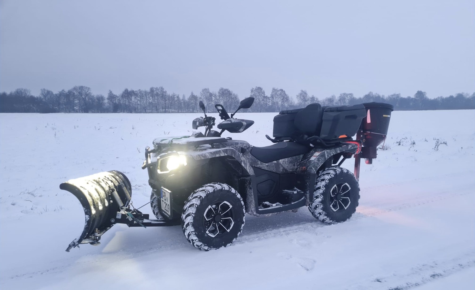 Quad mit Schneeschild für den Winterdienst